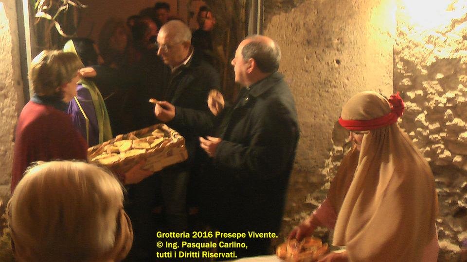 grotteriapresepevivente2016vescovoeccmonsfoliva29.jpg