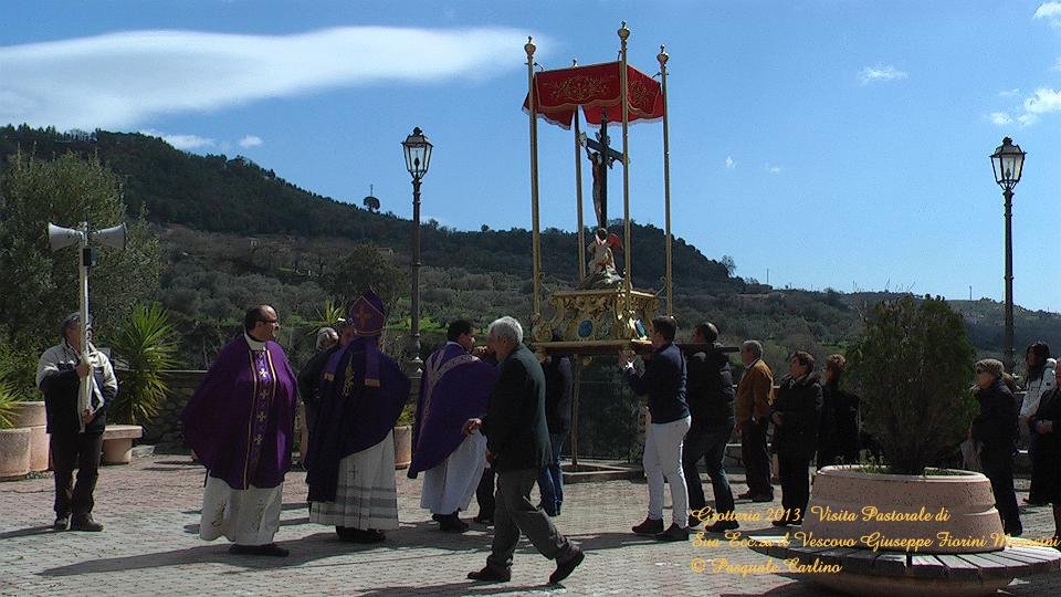 grotteria2013visitapastoralevenerdsatuariosscrocifissobreveprocessione.jpg